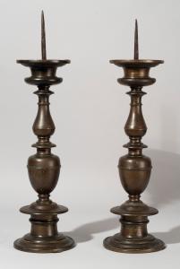 Roma, Século XVI, Par de Candelabros em bronze com pátina marrom